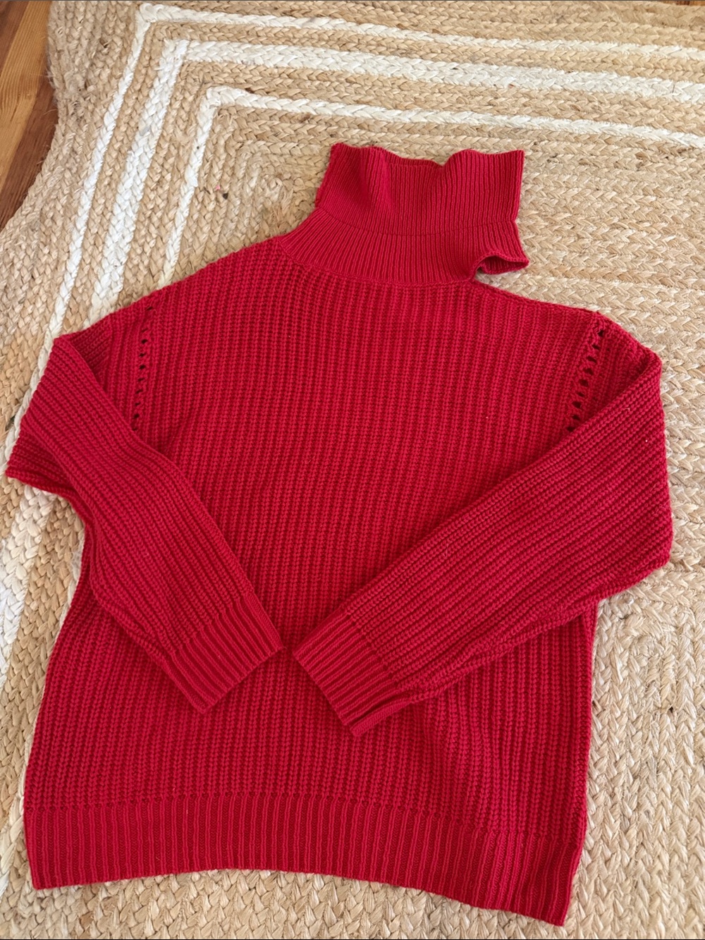 ASTR sweater slit at shoulder S